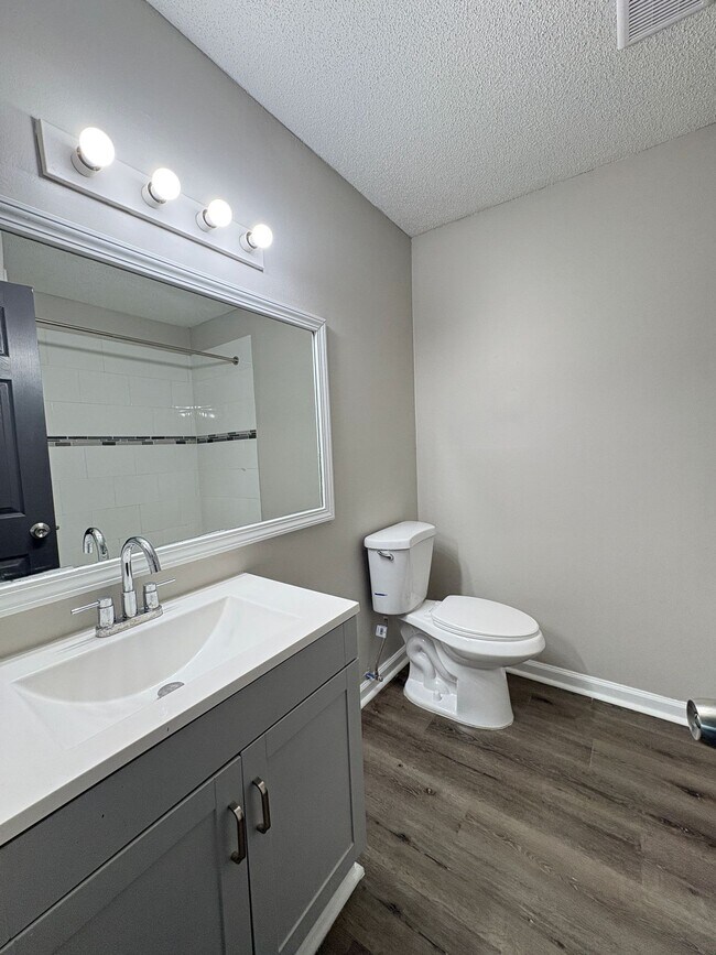 Building Photo - Remington On Rockville Living