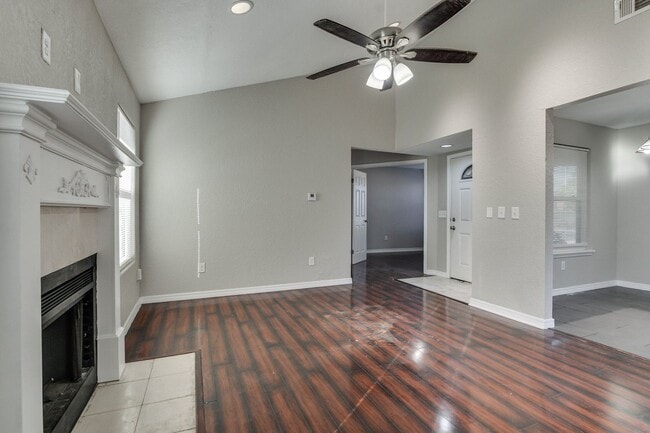 Building Photo - Spacious 3-bedroom home with bonus room, fenced yard, and 2-car garage in Country Hollow.