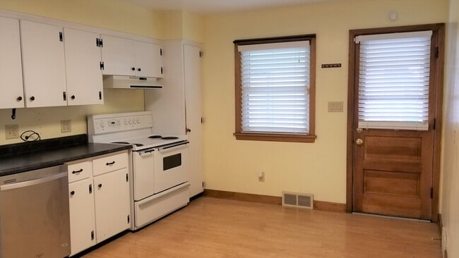 Building Photo - CHECK ME OUT!  3 Bedrooms, 2 Full Baths, B...