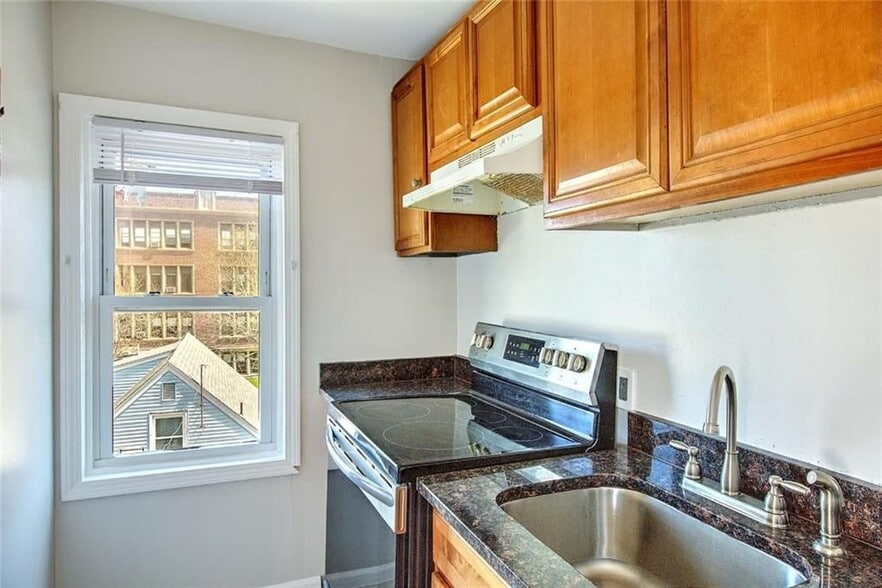 Building Photo - 24 Ida St