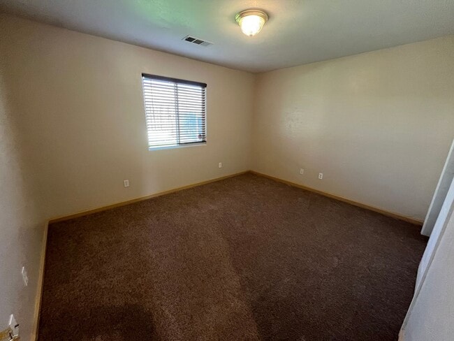 Building Photo - Charming home for rent in Visalia