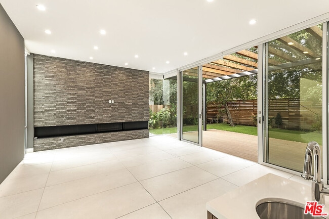 Building Photo - 16540 Moorpark St