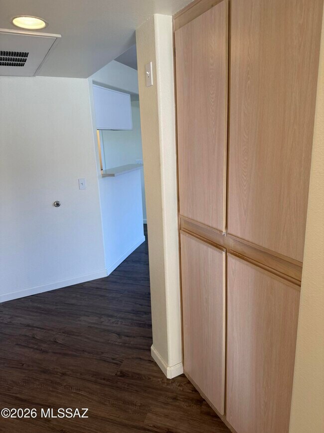 Building Photo - 5751 N Kolb Rd