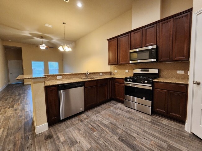 Building Photo - Walk to Historic Gruene / Fridge Included/ Gas Cooking / Fenced in Yard / CISD