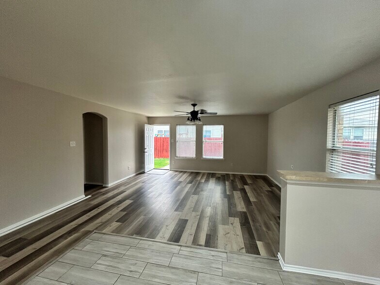 Building Photo - 10445 Hideaway Trl