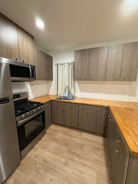 Kitchen - 17606 Roscoe Blvd