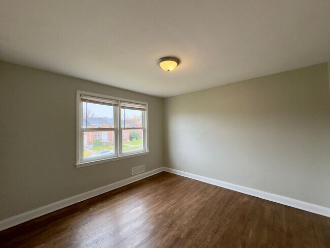 Building Photo - Spacious 3Bed/1.5Bath in Woodlawn