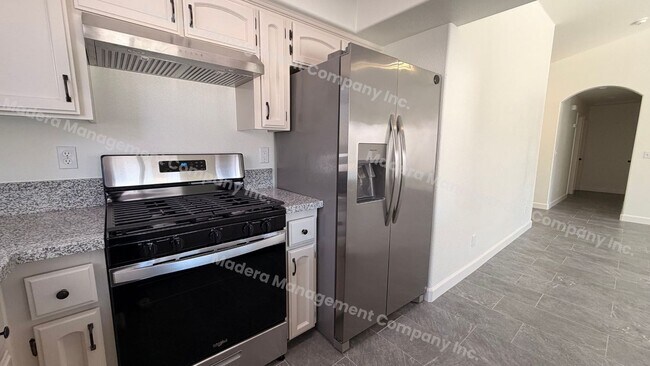 Building Photo - 4 Bed/ 2 Bath Available Now!