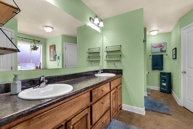 Building Photo - Splash in with a4/2 pool home in Holly-Cli...