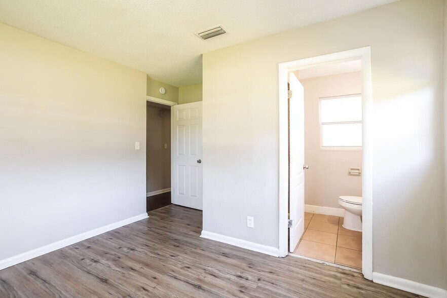 Building Photo - 7829 Dubois Dr