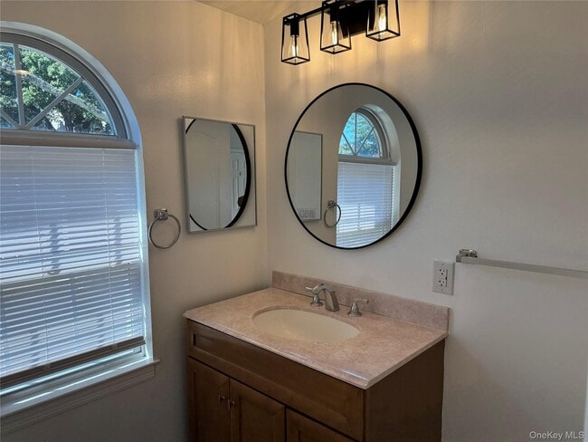 Building Photo - 62 A Linwood Rd N