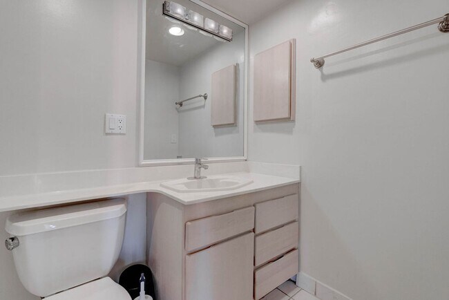 Building Photo - 3111 Bel Air Dr