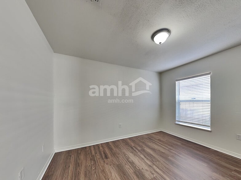 Building Photo - 10564 Opus Dr