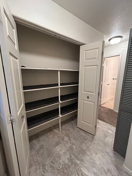 Building Photo - 895 S Knox Dr