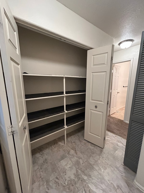 Building Photo - 895 S Knox Dr