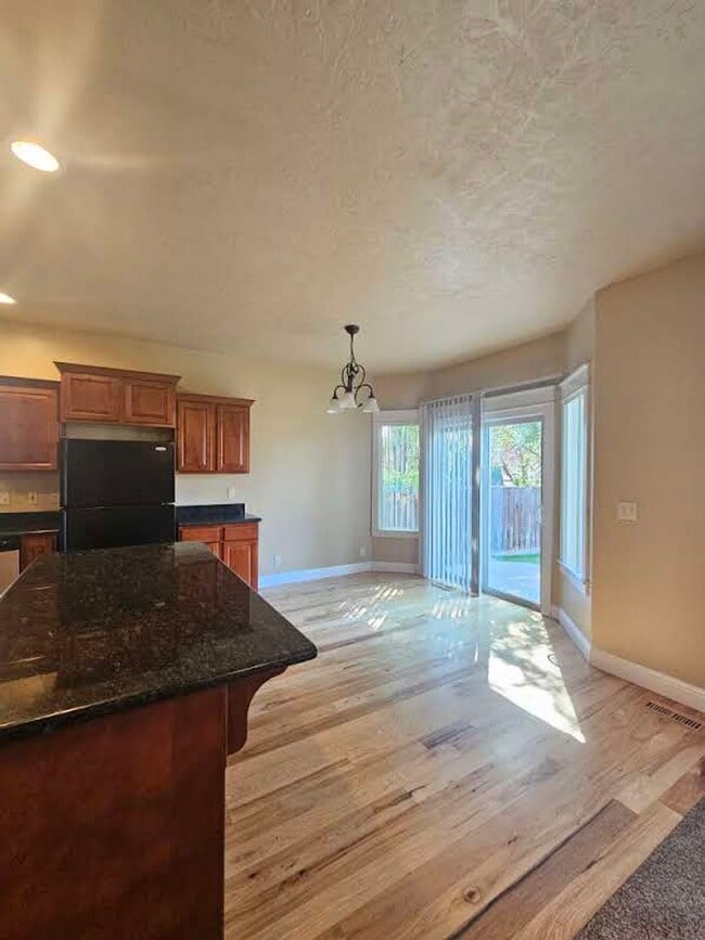 Building Photo - Meridian 5 Bedroom Home - $500 OFF MOVE IN...