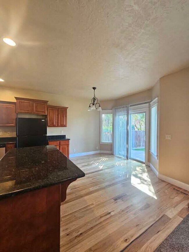 Building Photo - Meridian 5 Bedroom Home - Move in Special!...
