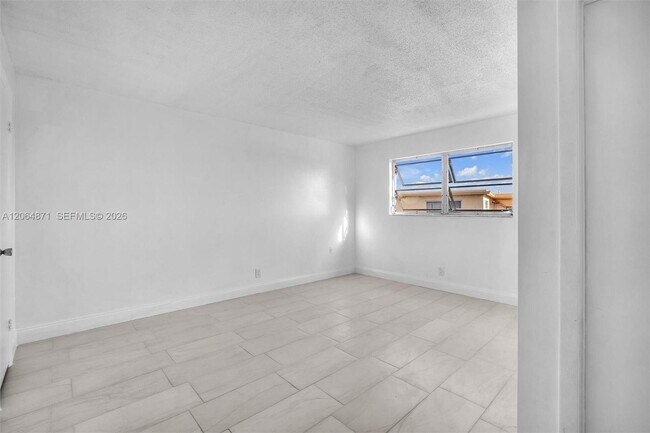 Building Photo - 2601 NE 3rd Ct