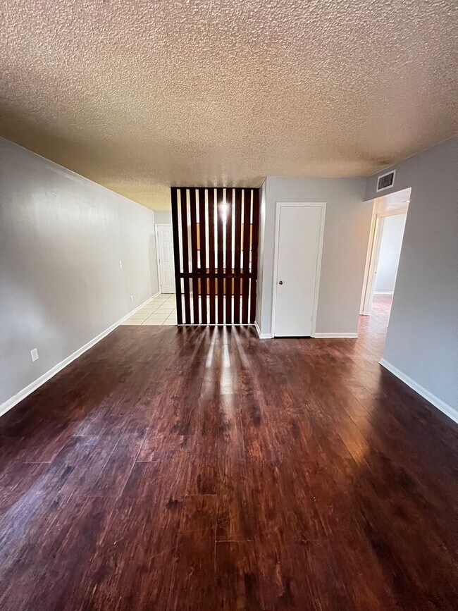 Building Photo - First floor 2/1 Available for Move in! Affordable and Conveniently Located!