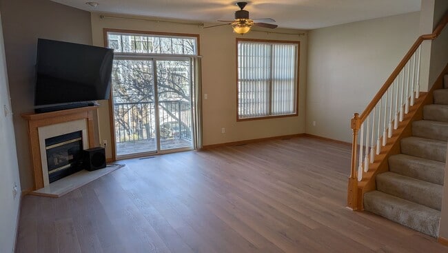 Building Photo - Amazing Apple Valley Townhome 4bd 3.5 Bath!!!