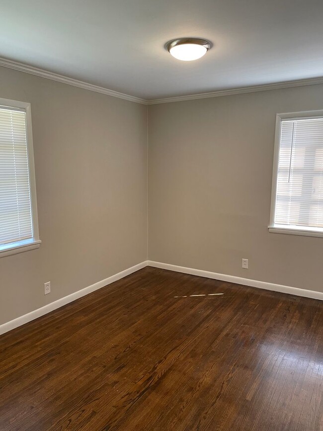 Building Photo - Darling Midtown Charmer! 3 bed 1 bath - NE...