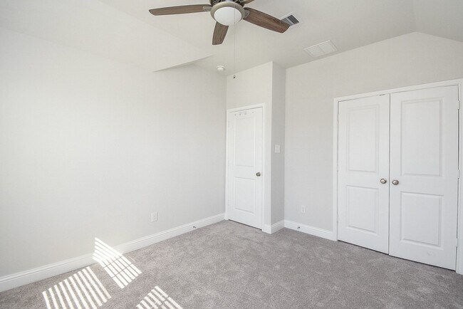 Building Photo - 2323 Birch View Ln