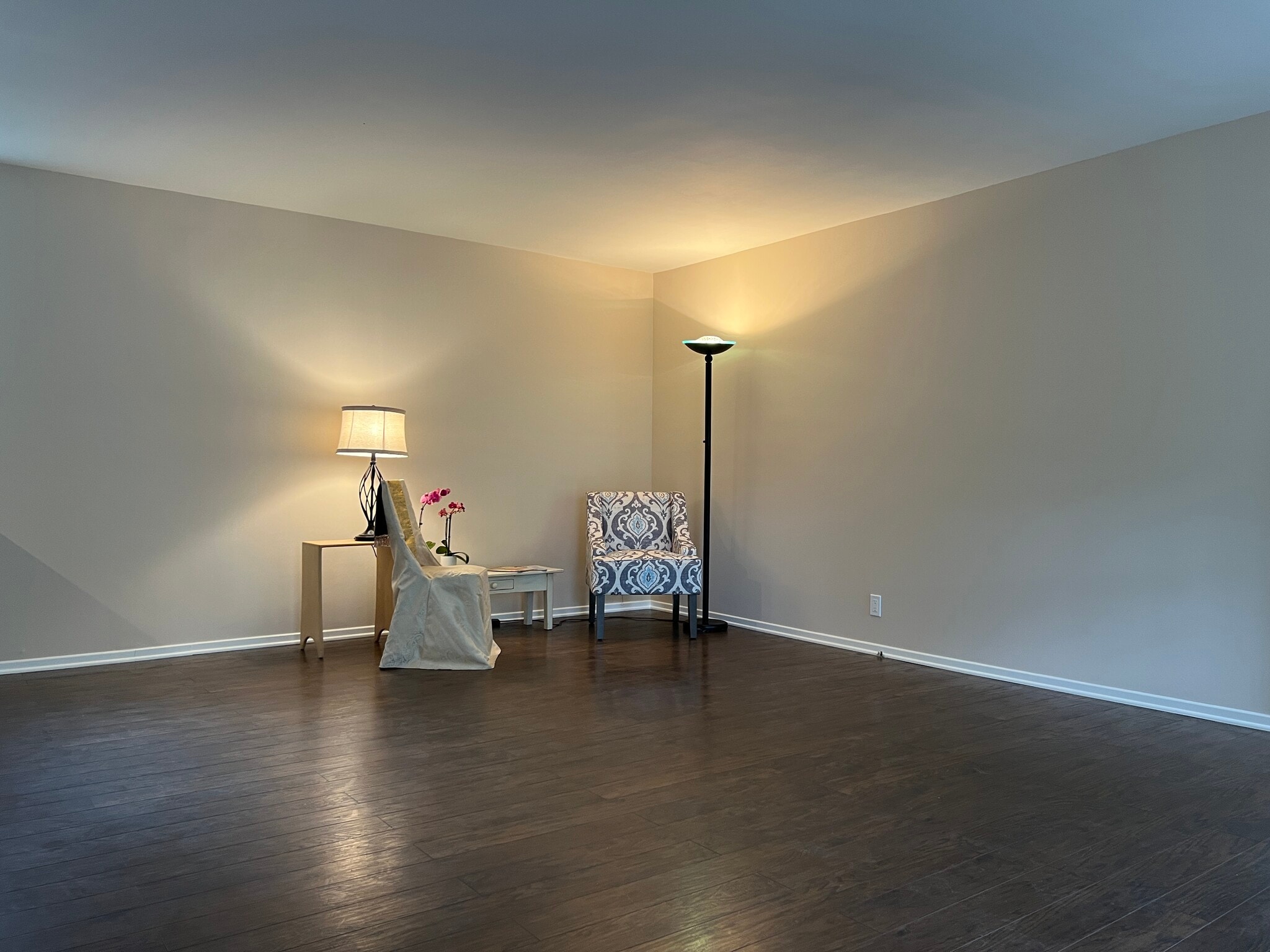 Large living room area - 467 S Bentley Ave