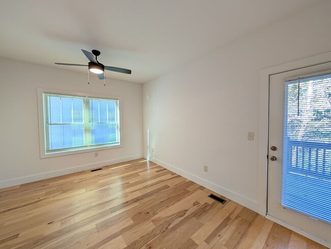 Building Photo - Weaverville Rental