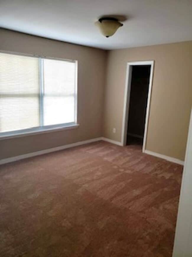 Building Photo - Cute townhome with 3 bd,2.5 bath, with gar...