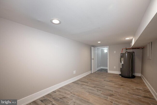 Building Photo - 1443 N Hollywood St