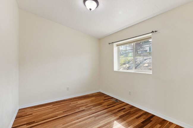 Building Photo - Spacious Sun-filled 3 bed 2.5 Bath Townhouse