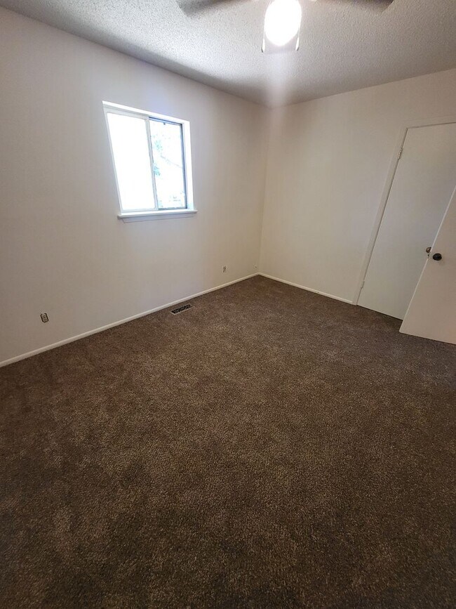 Building Photo - 2068 W Sheffield Manor