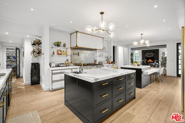 Building Photo - 23255 Mariposa De Oro St