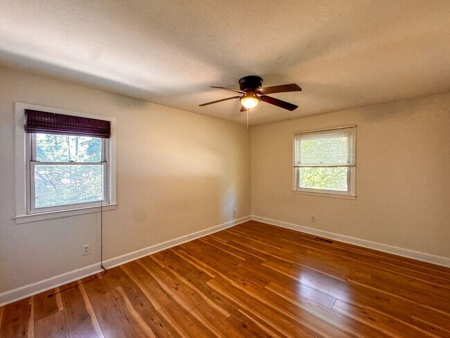 Building Photo - Spacious 4 Bed 2.5 bath Home Close to Fort Bragg