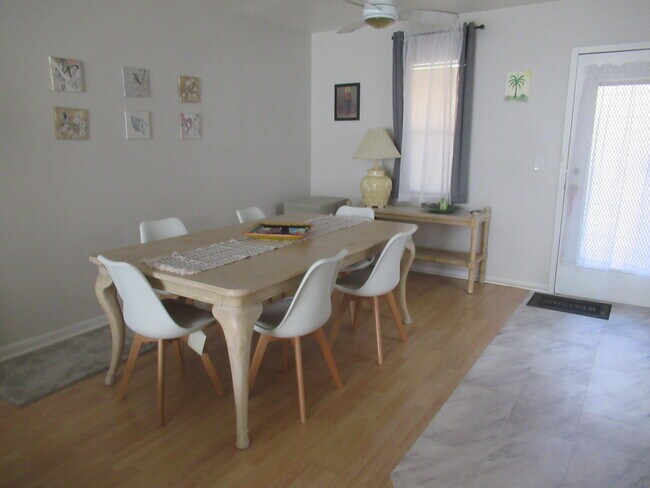 Building Photo - 2841 Somerset Dr