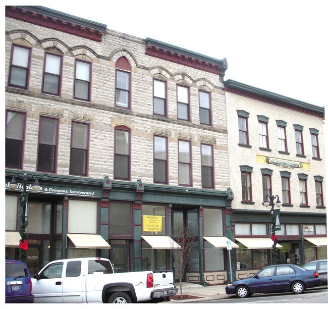 Primary Photo - Water's Edge Apartments