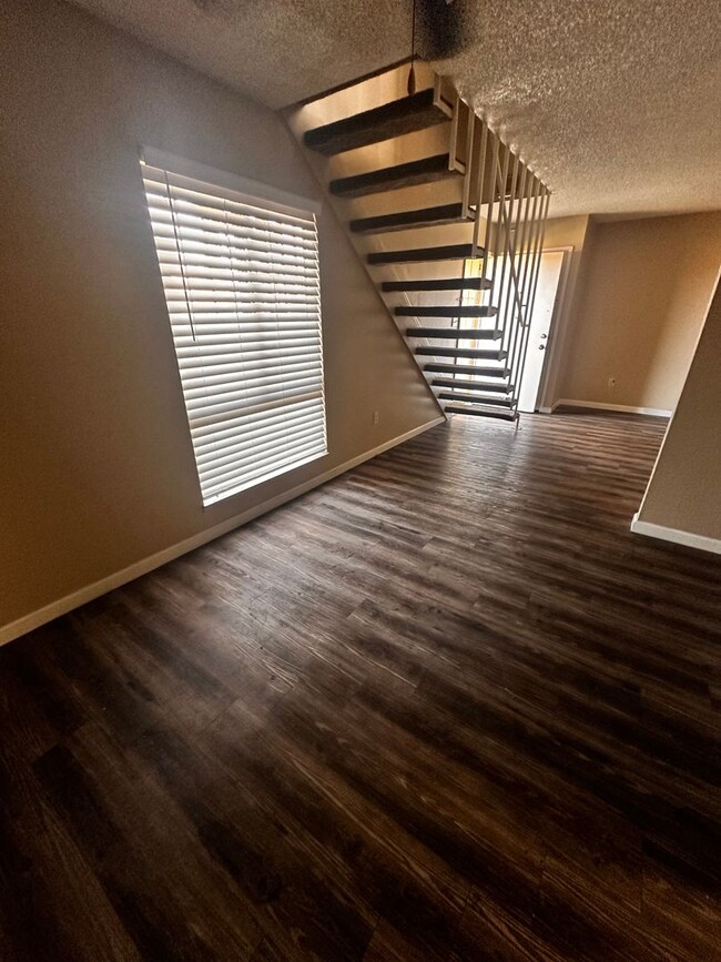 Building Photo - 3 bed 2 Bath Apartment for Rent