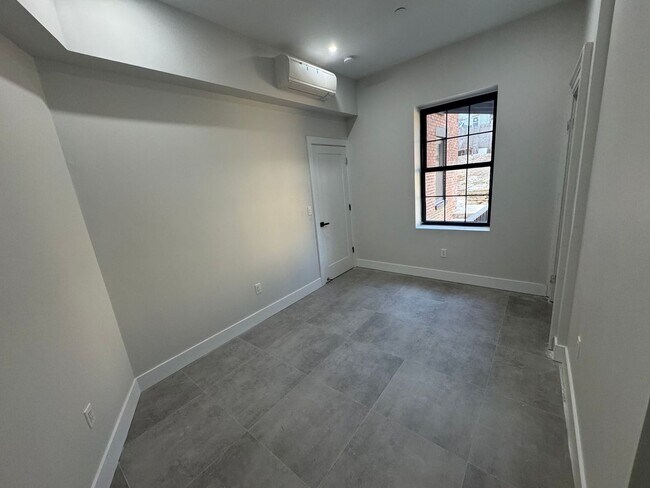 Building Photo - Real Estate Listing: Newly Renovated 2-Bed...