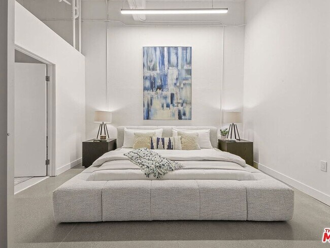 Building Photo - 1130 Flower St