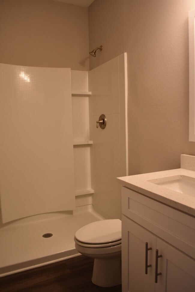 Building Photo - Available June 1 Three Bedroom Townhouse a...