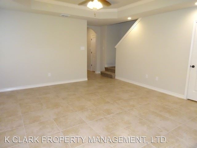 Building Photo - 3 br, 2.5 bath House - 6942 LAKEVIEW DR #102