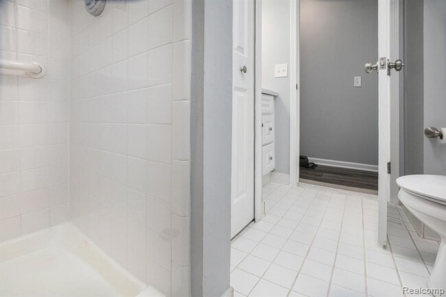 Building Photo - 15054 Riverside Dr