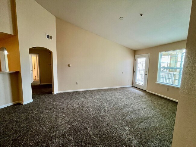 Building Photo - Very nice 2 bed 2 full bath on top floor n...