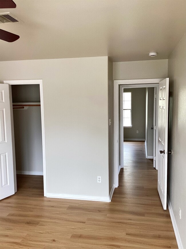 Building Photo - 10445 Wicklowe St