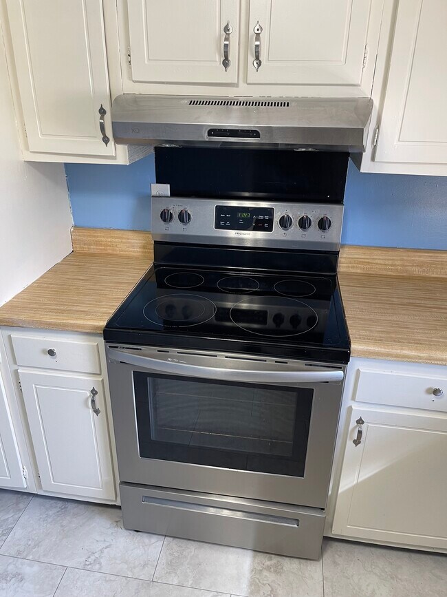 Glass Top Range! - 221 Bailiff Ct