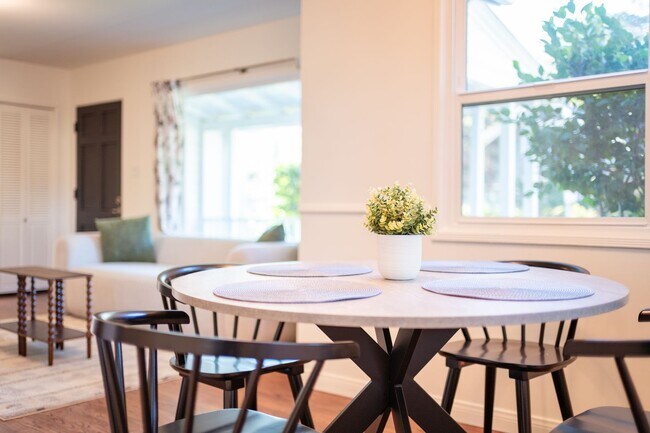 Building Photo - Charming Bungalow with King Size Bed