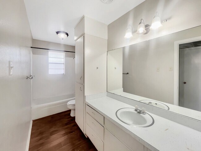 Building Photo - 519-521-521 E Sunset Cir
