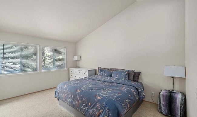 Building Photo - Updated Kent home with outstanding backyard