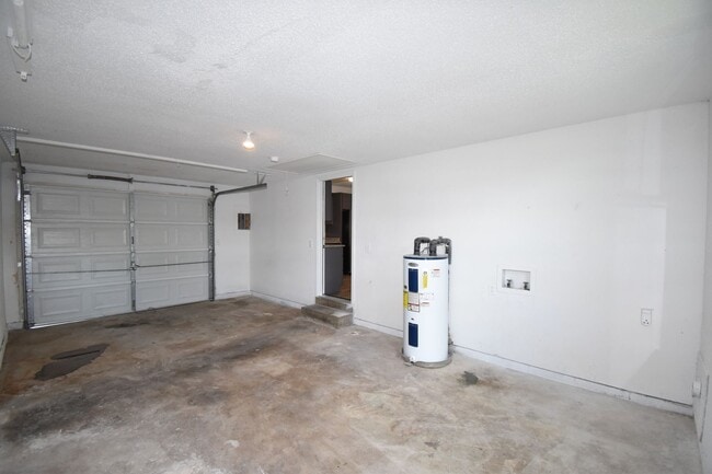 Building Photo - Renovate Dog Friendly Home For Rent Near Cunningham Lane!