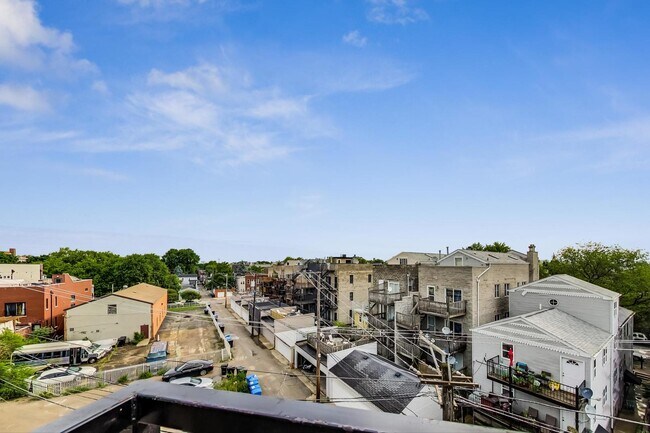 Building Photo - 2827 N Clybourn Ave